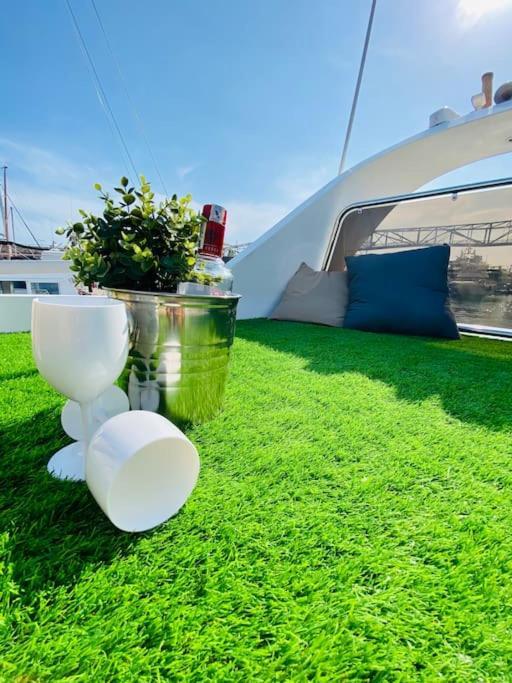 Barco Muy Romantico Con Parking! Sant Adria de Besos Dış mekan fotoğraf